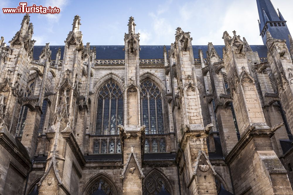 Immagine L'Abbazia della Santa Trinità a Vendome, Francia. Fondata nel 1032, venne ricostruita nel 1271: è un trionfo di architettura gotica arricchita da un campanile romanico.