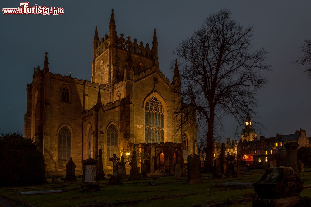 Immagine L'Abbazia di Dunfermline fotografata di notte, Scozia, UK. In stile gotico, l'edificio venne aperto al pubblico nel 1821.