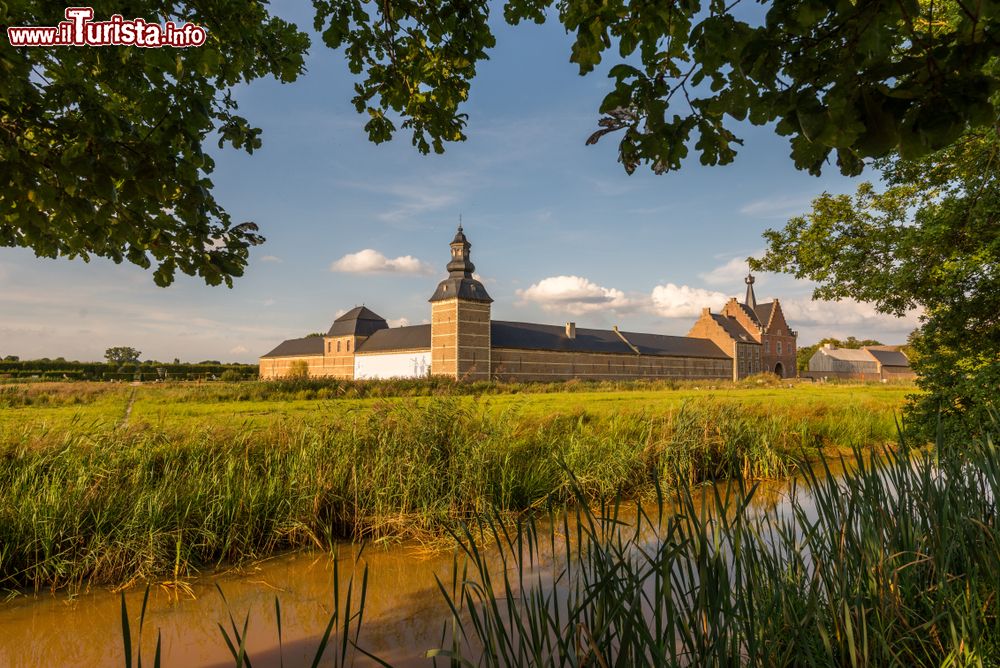 Immagine L'abbazia di Herkenrode a Hasselt, Belgio. Antico monastero di monache cistercensi, questo edificio religioso situato a Kuringen (parte del Comune di Hasselt) è dal 1074 monumento storico nazionale.