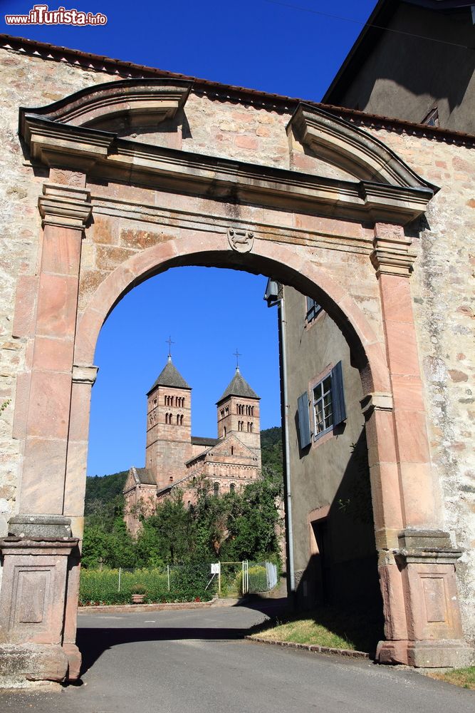 Immagine L'abbazia di Murbach, Alsazia, vista dall'arco d'ingresso (Francia), nei pressi di Guebwillar. Costruito in arenaria rossa nei primi anni del XII° secolo, questo edificio religioso è una splendida testimonianza di architettura romanica.