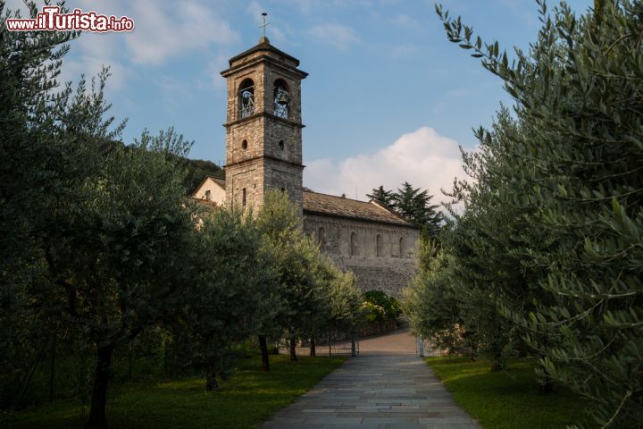 Immagine L'abbazia di Piona a Colico, una storica chiesa della provincia di Lecco, che s'affaccia su di una penisola sul lago di Como - © gab90 / Shutterstock.com