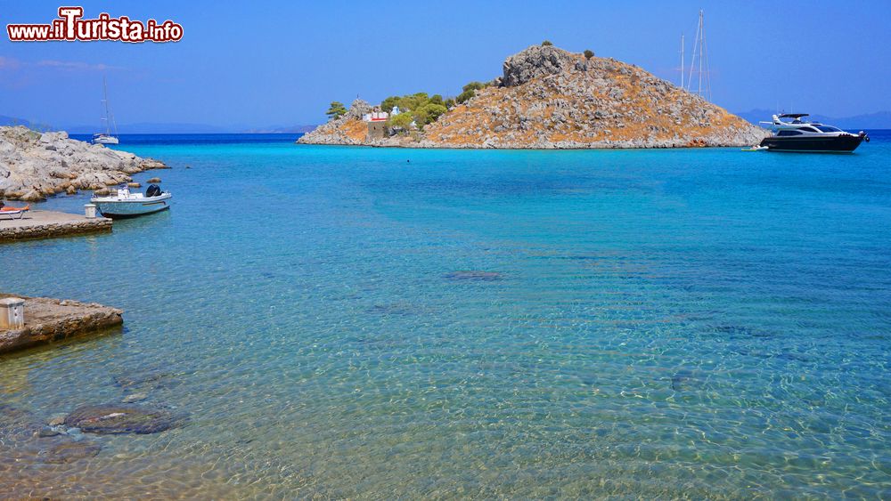 Immagine L'acqua azzurra e trasparente che lambisce la spiaggia di Agia Marina, isola di Symi, Dodecaneso (Grecia).