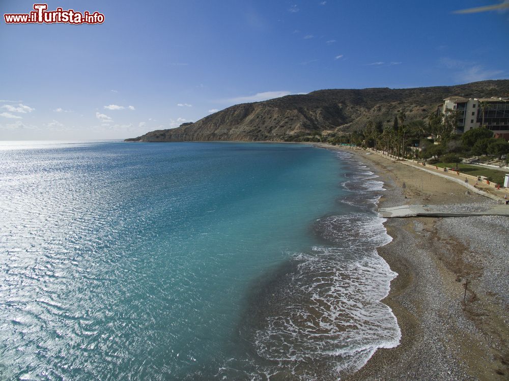 Immagine L'acqua cristallina del Mediterraneo lambisce una spiaggia di Pissouri, isola di Cipro. Grazie al su mare, le spiagge bianche e la natura selvaggia, Pissouri è considerata una vera perla di questo territorio.