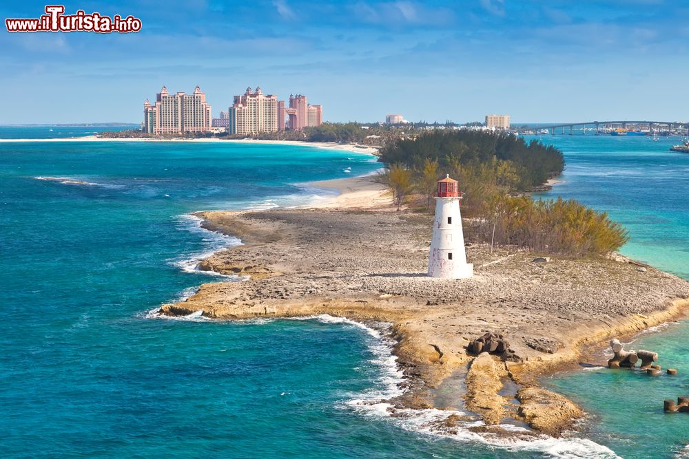 Immagine L'acqua cristallina dell'oceano Atlantico lambisce la costa di Nassau, Bahamas. In questa immagine, il porto e Paradise Island con il suo faro.