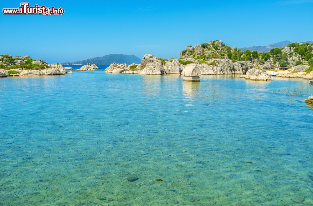 Immagine L'acqua cristallina di Simena, Turchia: l'unico resort presente offre tutti i confort per gli amanti della spiaggia e dell'archeologia.