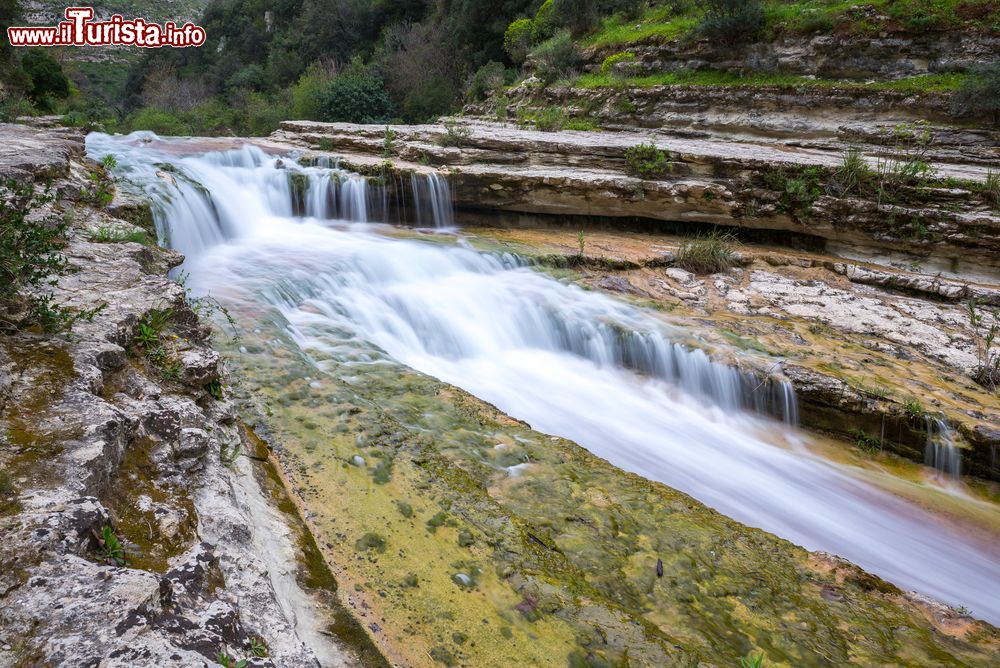 Immagine L'acqua del fiume Cassibile che scorre nella riserva di Cavagrande a Avola, Sicilia. Questa bella zona naturale si estende per 2700 ettari ed è caratterizzata proprio dal fiume da cui prende il nome.