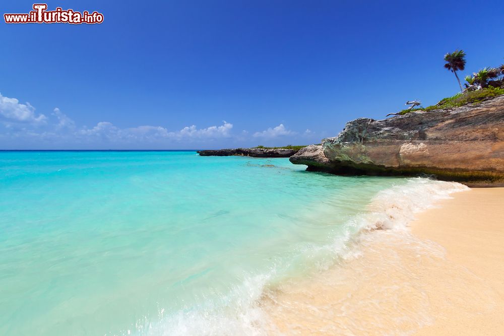 Immagine L'acqua del Mare dei Caraibi lambisce una spiaggia di Playa del Carmen, Messico.