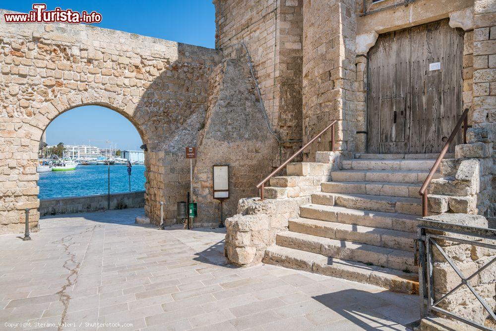 Immagine L'acqua dell'Adriatico vista attraverso una porta in pietra delle mura di Monopoli, Puglia - © Stefano_Valeri / Shutterstock.com