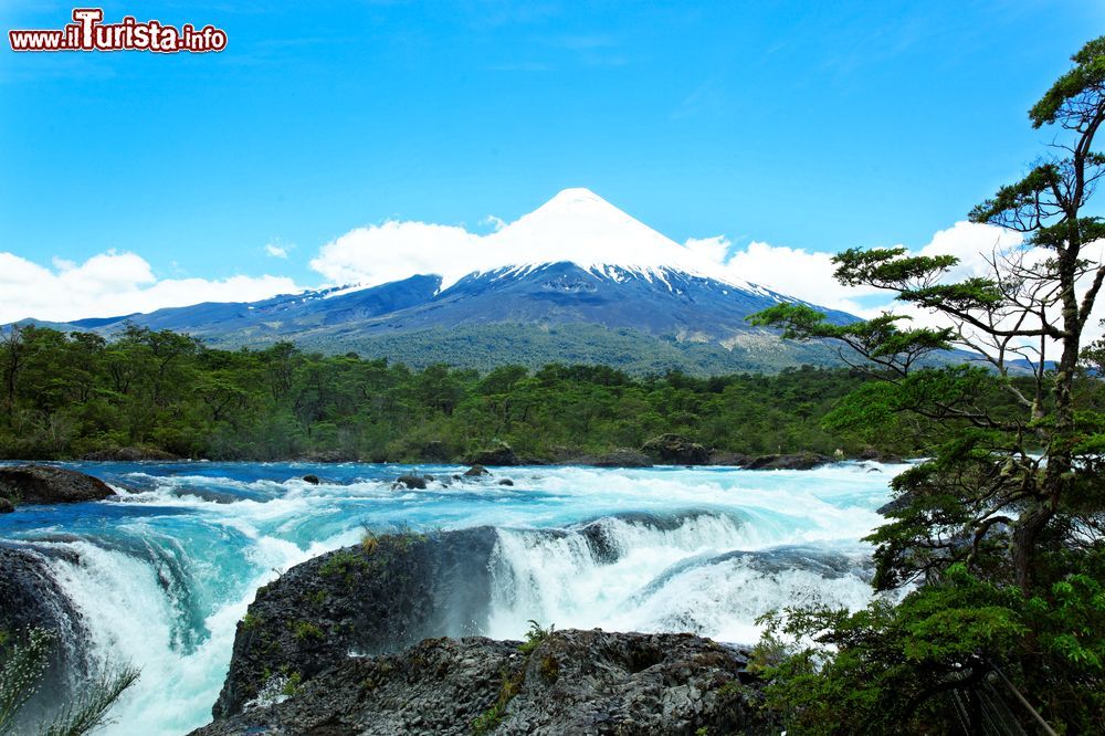 Immagine L'acqua impetuosa delle cascate Petrohue a Puerto Varas, Cile.