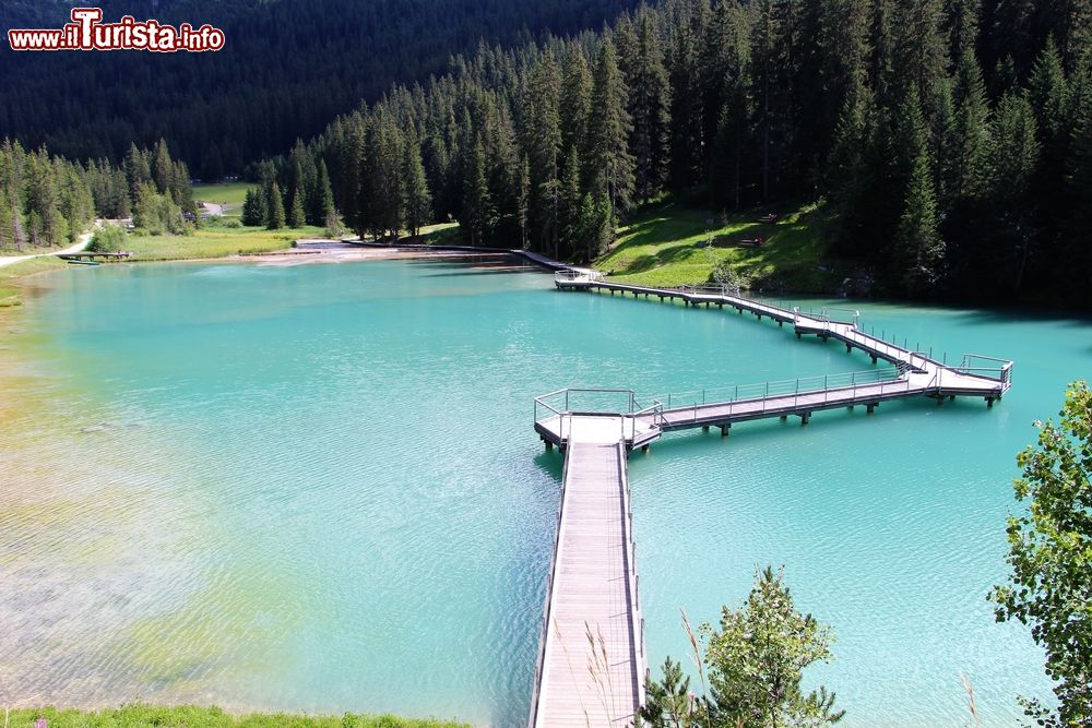 Immagine L'acqua trasparente del lago de La Rosiere nei pressi di Courchevel, Francia. A fare da cornice foreste e montagne.