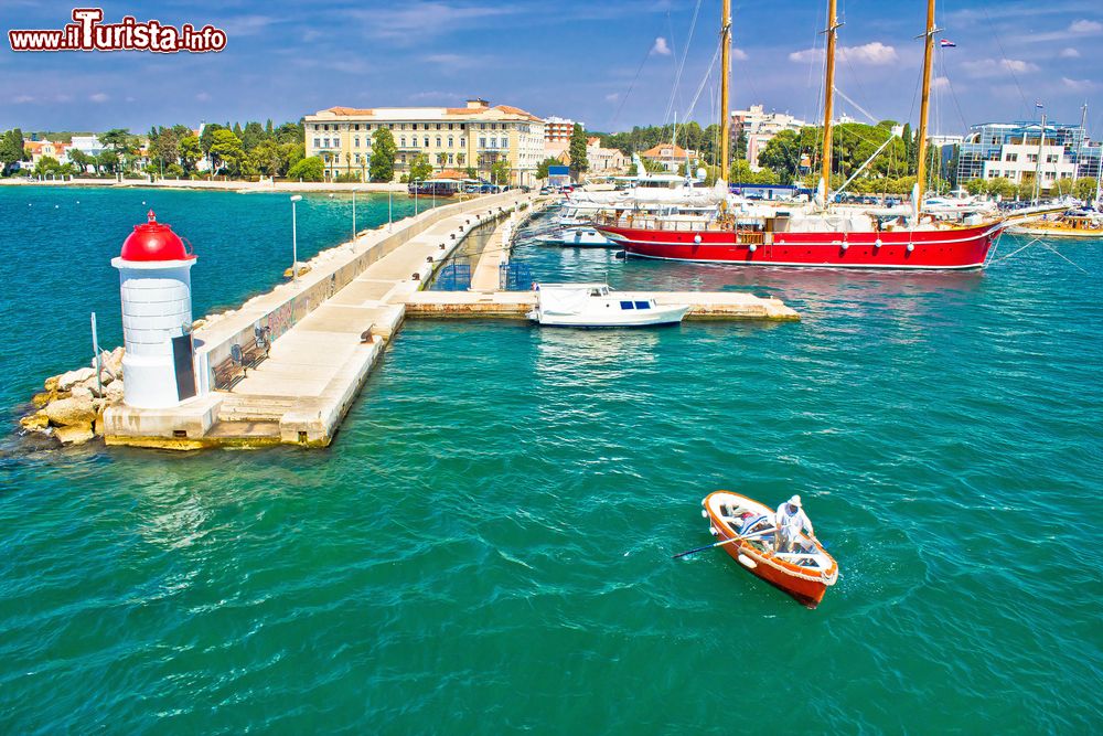 Immagine L'acqua turichese del porto cittadino di Zara, Croazia.