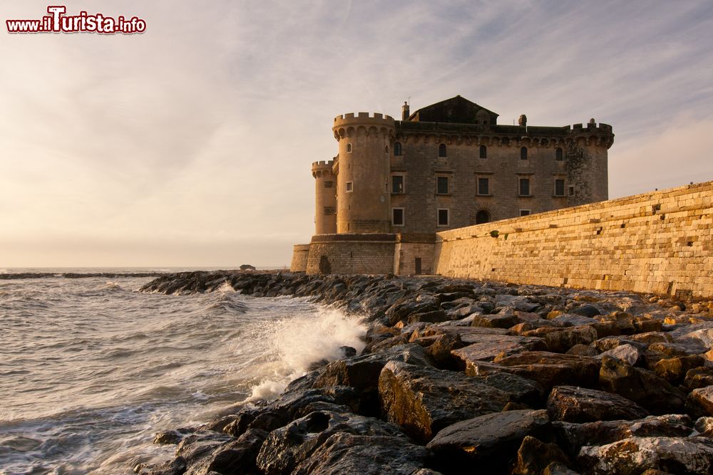 Immagine Ladispoli, Lazio: vista al tramonto del Castello Palo-Odescalchi ad est della città del Lazio