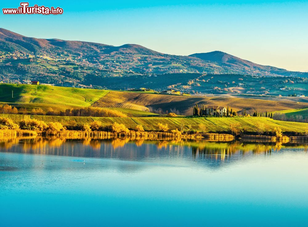 Immagine Tra i laghi della Toscana, quello di Santa Luce è uno dei più spettacolari
