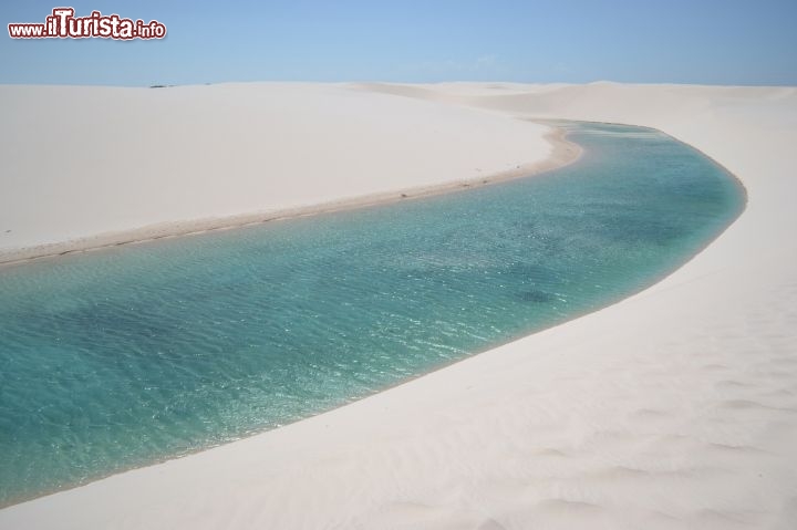 Immagine Brasile: un laghetto tra le sabbie dei Lençois Maranhenses, il Parco Nazionale nello stato del Maranhao.