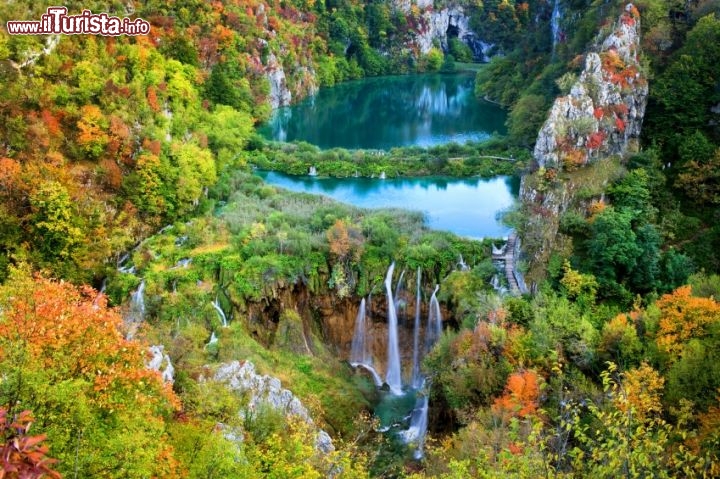 Immagine Foliage autunnale nel Parco Nazionale di Plitvice, Croazia - Con il suo clima tipicamente continentale, caratterizzato da forti escursioni fra estati e inverni, Plitvice registra una temperatura media annuale che si attesta attorno ai 10° con punte massime nei mesi estivi di luglio e agosto che possono raggiungere anche i 30°. Nei mesi autunnali le mille tonalità che colorano le foreste che racchiudono l'area rendono i laghi di Plitvice a dir poco incantevoli © rognar / iStockphoto LP.