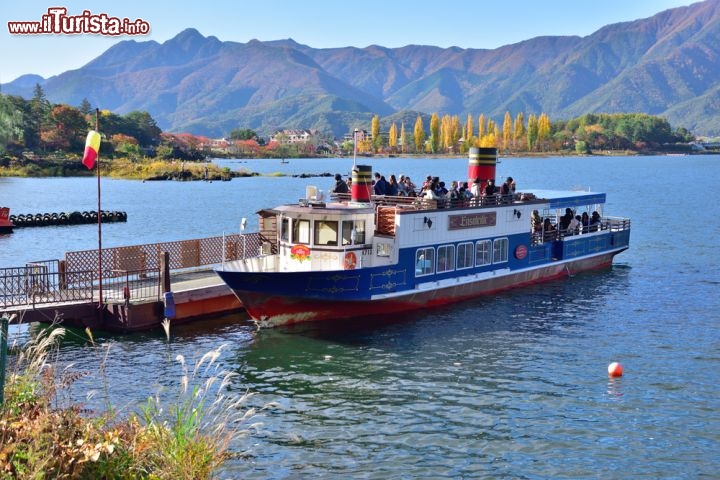 Immagine Il lago Kawaguchi è uno dei cinque bacini lacustri meta di visite turistiche ella prefettura di Yamanashi in Giappone - © NorGal / Shutterstock.com