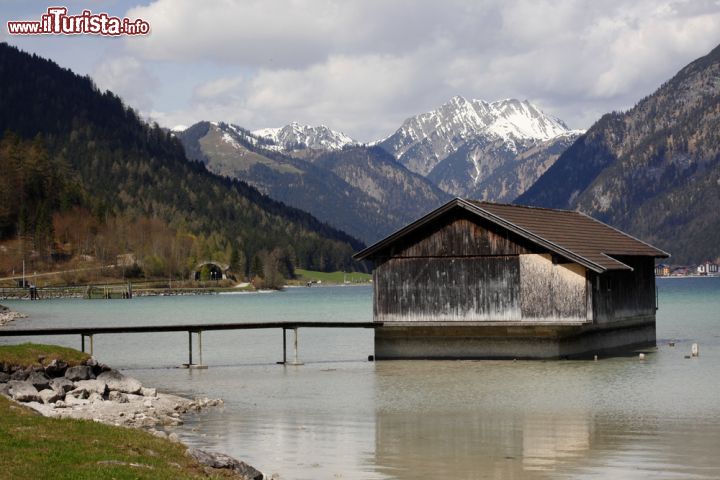 Immagine Particolare del lago Achensee, Austria - Incastonato fra le montagne, questo lago naturale del Tirolo si distende come un tappeto verde nella valle Achental. Simile a un fiordo, d'estate ha una temperatura media di 19 gradi © Anna Moritz / Shutterstock.com