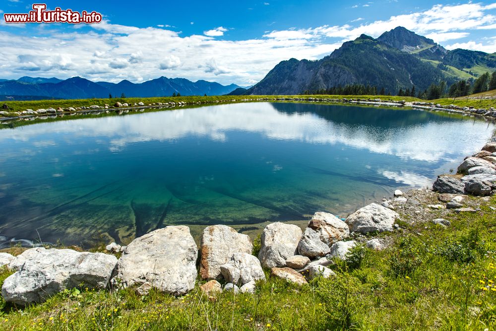 Immagine Lago alpino fra i monti di Nassfeld, Hermagor, Carinzia.