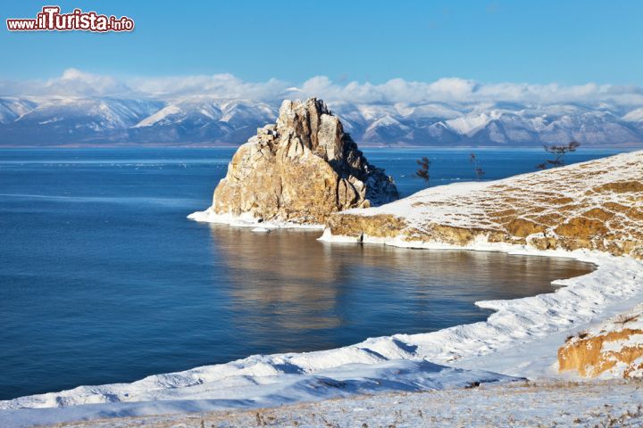 Immagine Il lago Baikal in Siberia, la vasta regione centrale della Russia, fotografato a Dicembre. E' il lago più profondo del mondo - © Katvic / Shutterstock.com