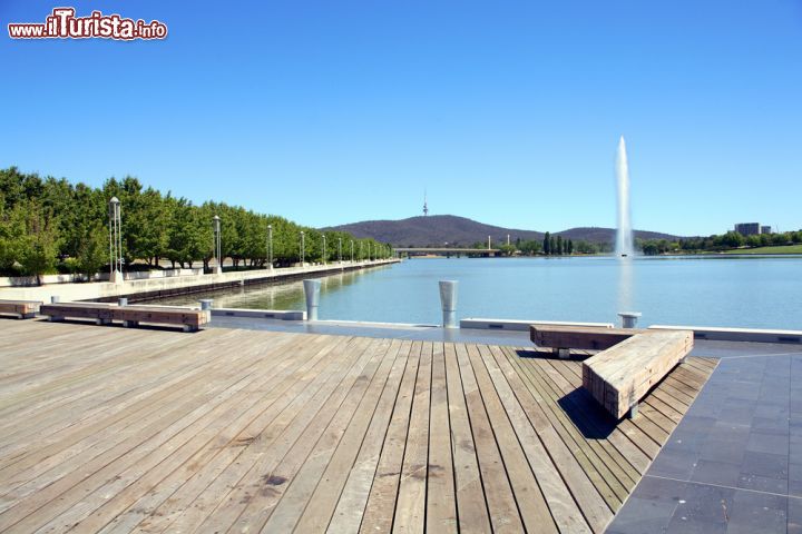 Immagine Lago Burley Griffin a Canberra, Australia - Una distesa d'acqua meravigliosa che, quando si apre alla bella stagione dandole il benvenuto in tutta la sua lucentezza, regala al panorama una vista incantevole. Come si vede dall'immagine, il cielo terso che si riflette sull'acqua crea un gioco di luci e libertà davvero spettacolare - © Steve Lovegrove / Shutterstock.com