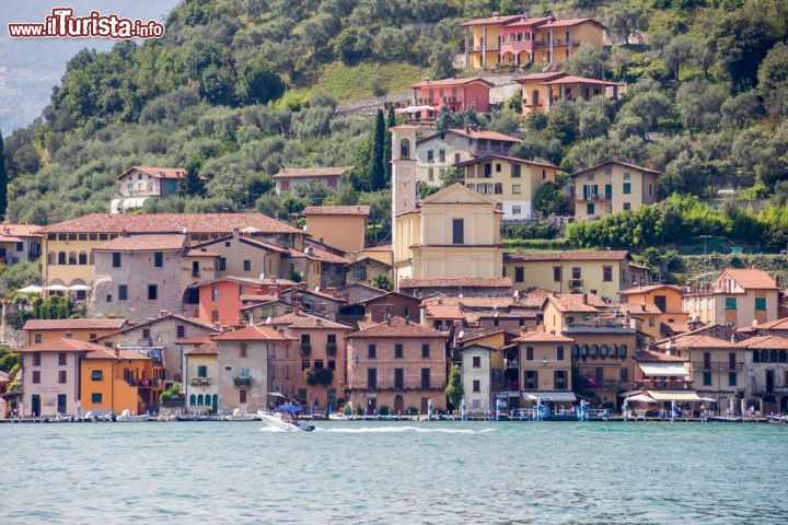 Immagine Lago d'Iseo, Lombardia - Principale attività del Sebino è il turismo: frequentato praticamente tutto l'anno, questo bacino lacustre ha il suo periodo migliore da maggio a settembre quando ospita concerti, serate danzanti, appuntamenti culturali e regate di vela © FPWing / Shutterstock.com