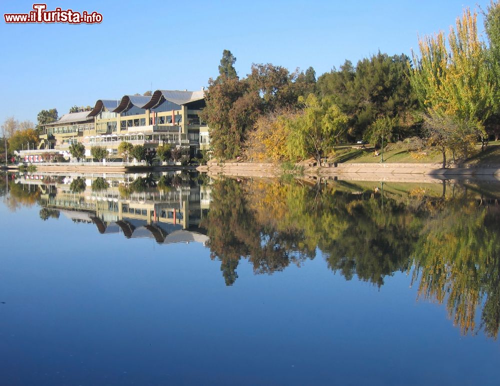 Immagine Il lago del General San Martin Park di Mendoza, Argentina. Fotografato in autunno, questo parco è il più grande della città ed è frequentato da chi è alla ricerca di divertimenti sull'acqua e passeggiate in relax.