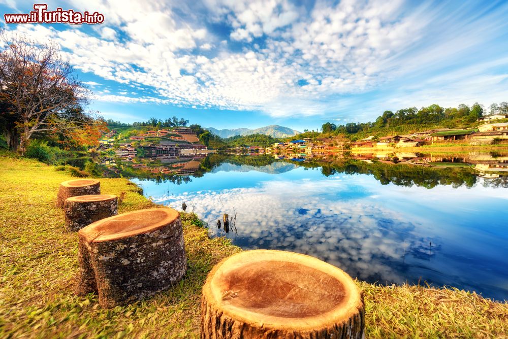 Immagine Il lago del Rak Thai Village con le montagne sullo sfondo nel distretto di Pai, Mae Hong Son, Thailandia.