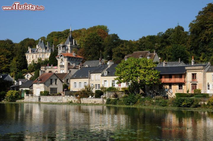 Immagine Il lago di Pierrefonds fornisce un tocco di bellezza aggiuntivo all'omonimo borgo della Piccardia, nel nord-est della Francia - © Pack-Shot / Shutterstock.com