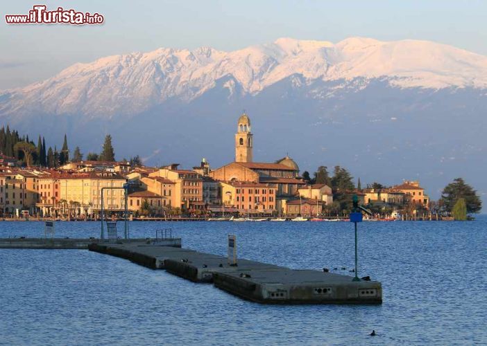 Immagine Lago di Garda visto da Salò, Lombardia. Una bella veduta panoramica sul Garda, noto anche con il nome di Benaco, maggior lago italiano con una superficie di circa 370 chilometri quadrati. E' un'importante meta turistica visitata ogni anno da milioni di persone - © Zakrevskyy Andriy / Shutterstock.com