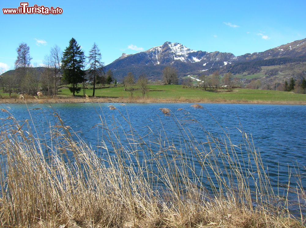 Immagine Il Lago di Lod non lontano da Antey Saint Andre in Valle d'Aosta 2 Di Patafisik - Opera propria, CC BY-SA 3.0, Collegamento