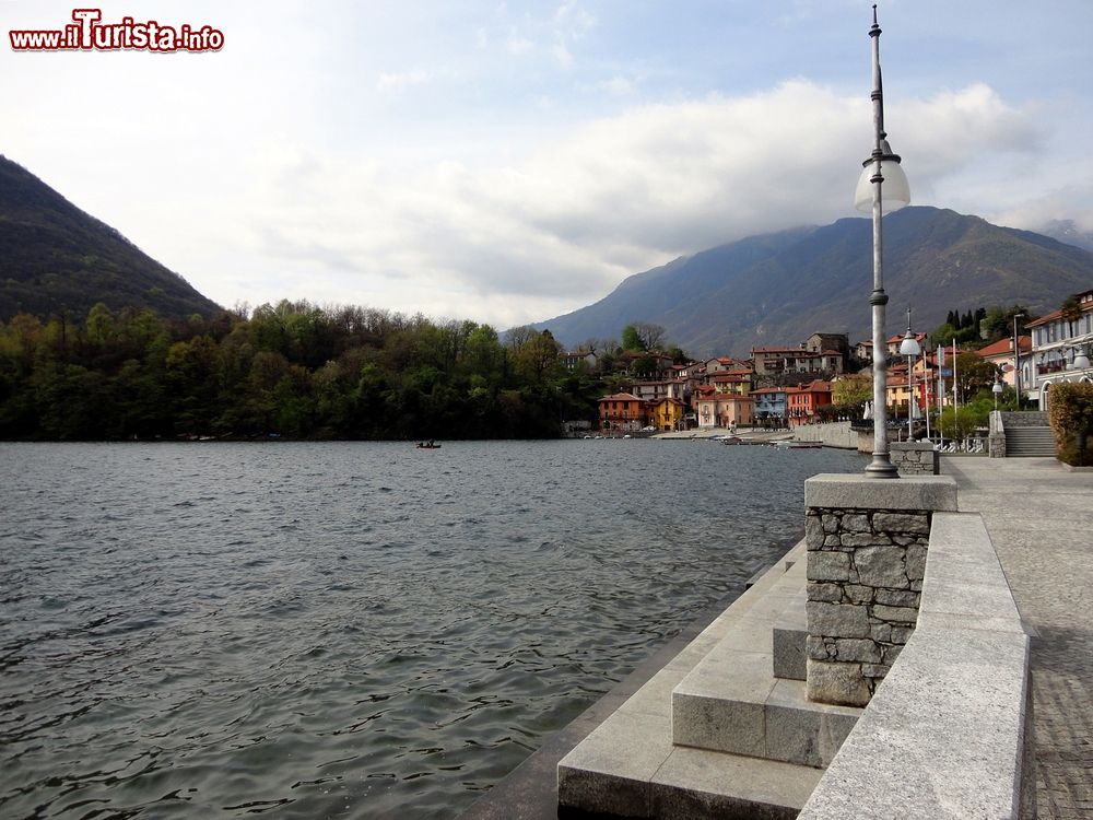 Immagine Il lago di Mergozzo, Verbano-Cusio-Ossola, Piemonte. La sua lunghezza massima è di circa 2,5 km, la larghezza poco più di uno.