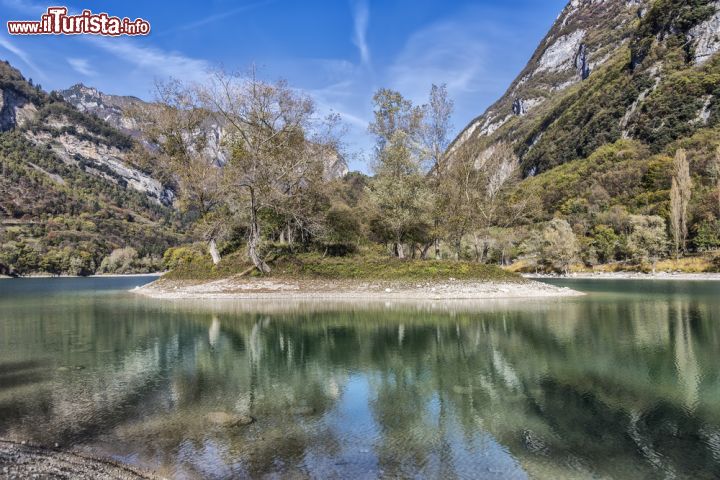 Immagine Lago di Tenno e piccola isola alberata, valli Giudicarie, Trentino - © Luca Giubertoni / Shutterstock.com