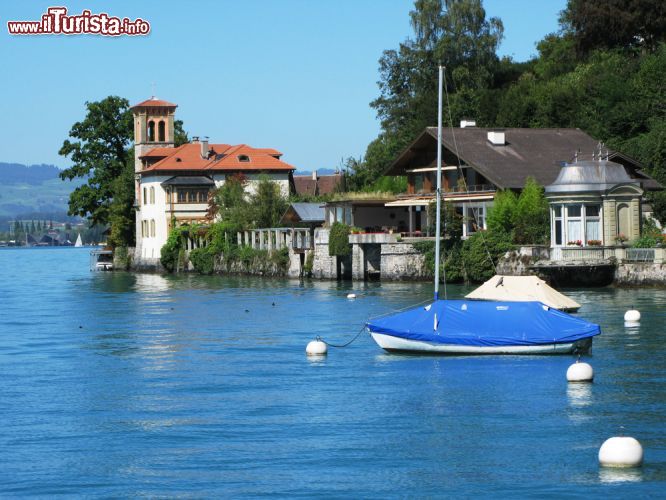 Immagine Le placide acque del Lago di Thun presso Oberhofen am Thunersee, nel Canton Berna, in Svizzera - © 40777774 / Shutterstock.com