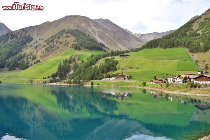 Immagine Veduta del lago di Vernago in Val Senales, Trentino Alto Adige. Questo bacino artificiale, che si trova nei pressi dell'omonimo paese, è anche il punto di partenza per numerosi sentieri montani fra cui quello che porta al ghiaggiaio di Senales dove nel 1991 venne rinvenuta la mummia chimata Otzi. Il lago, creato da una diga terminata nel 1963, alimenta la centrale di Naturno - © Matteo Festi / Shutterstock.com