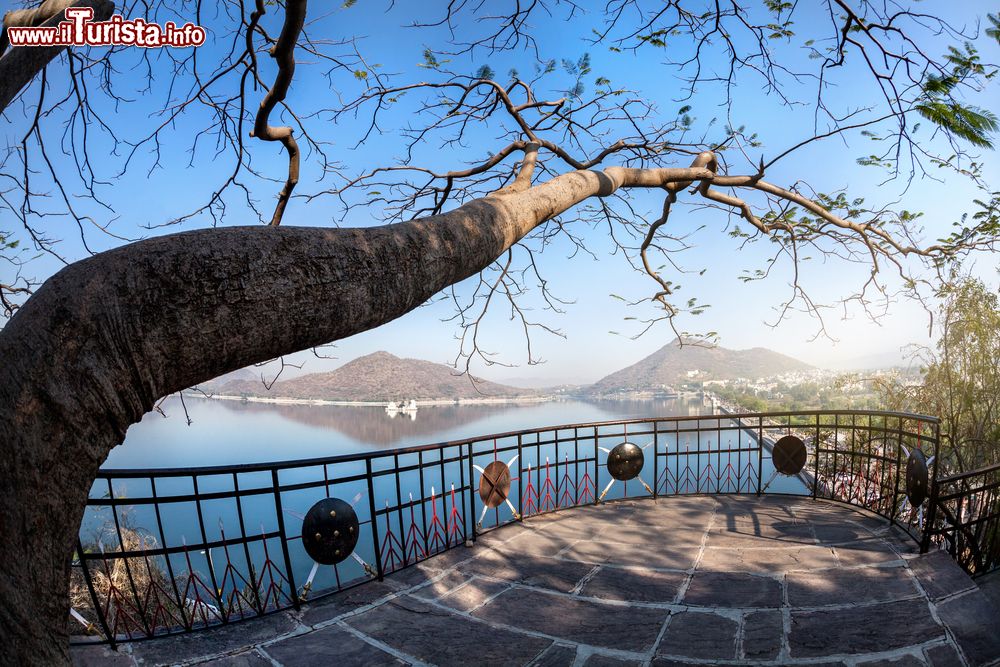 Immagine Il lago Fateh Sagar e la cittadina di Udaipur visti dal parco Nehru, Rajasthan, India.