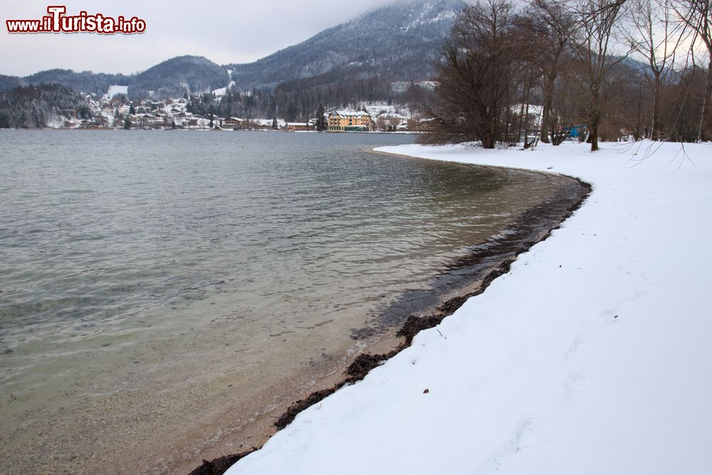 Immagine Il lago Fuschl d'inverno, Austria. Questo pittoresco lago si trova nell'antico territorio del Salzkammergut che comprende il Salisburghese e la Stiria.