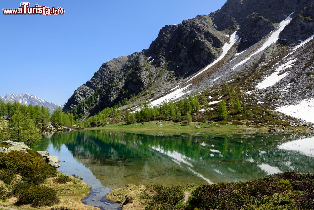 Immagine Lago glaciale Arpy a Morgex, Valle d'Aosta, Italia. Questo bacino lacustre si trova nel vallone d'Arpy nei pressi del Colle San Carlo e all'interno del territorio di Morgex. Si trova a circa 2.066 metri di altitudine.