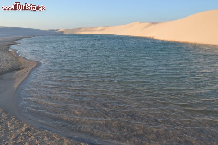 Immagine Maranhao, Brasile: l'acqua di un lago illuminata dalla luce del sole nel tardo pomeriggio all'interno dei Lençois Maranhenses.