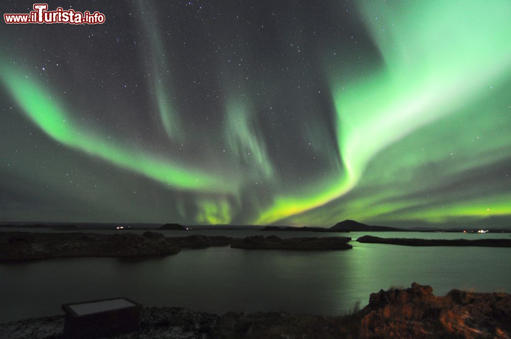 Immagine Una magnifica Aurora boreale fotografata dalle rive meridionali del lago Myvatn in Islanda