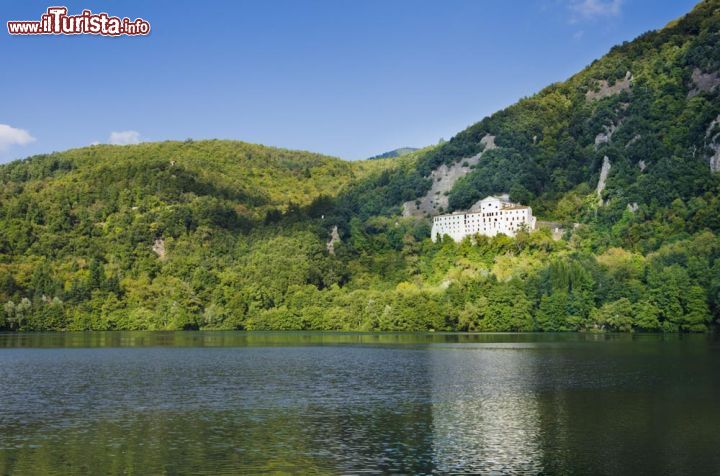 Immagine Il Lago Piccolo di Monticchio e la storica Abbazia di San Michele, uno dei luoghi più belli della Basilicata, sulle pendici del vulcano spento del Monte Vulture - © Edmondo Ciccolella / Shutterstock.com