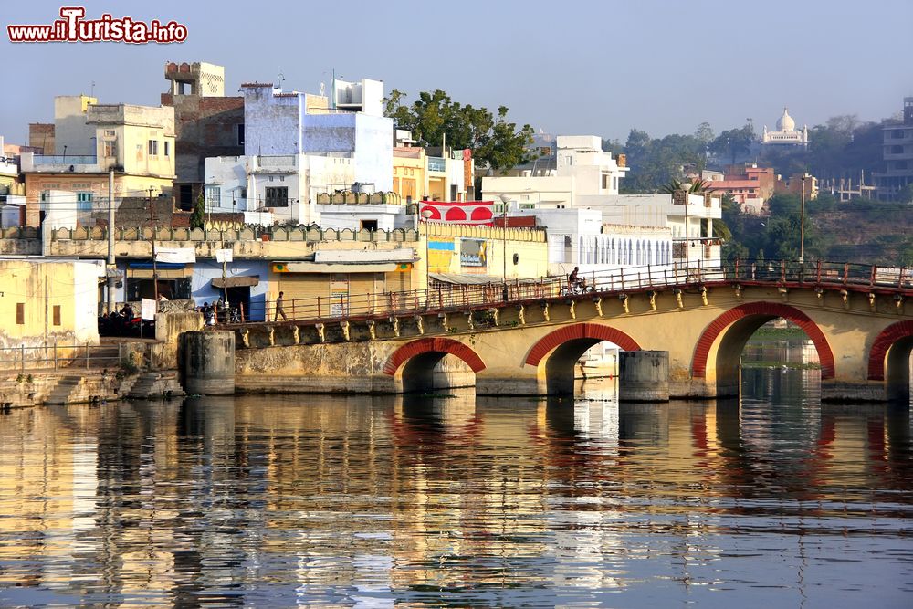 Immagine Il lago Pichola e la città di Udaipur, Rajasthan, India. Realizzato nel 1362, questo bacino artificiale ha preso il nome dal vicino villaggio di Pichola. Nel lago vi sono alcune isole su cui sono stati costruiti edifici e palazzi che si affacciano sulle acque lacustri.
