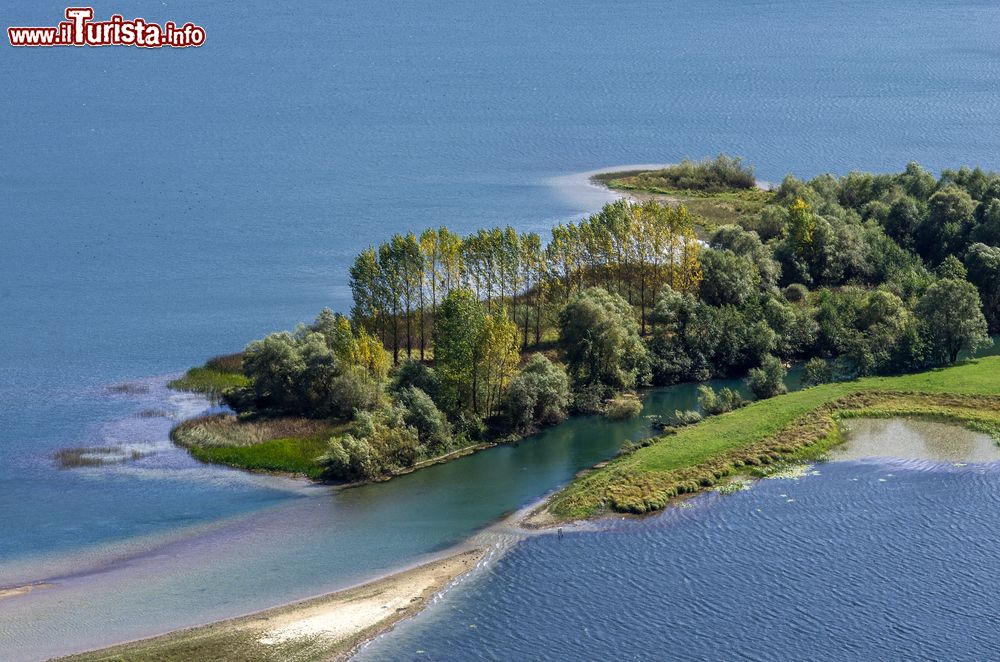 Immagine Lago Plav fotografato dall'alto, Montenegro. Una spettacolare vista aerea di questo bacino lacustre in cui è perfettamente inserita la città turistica.