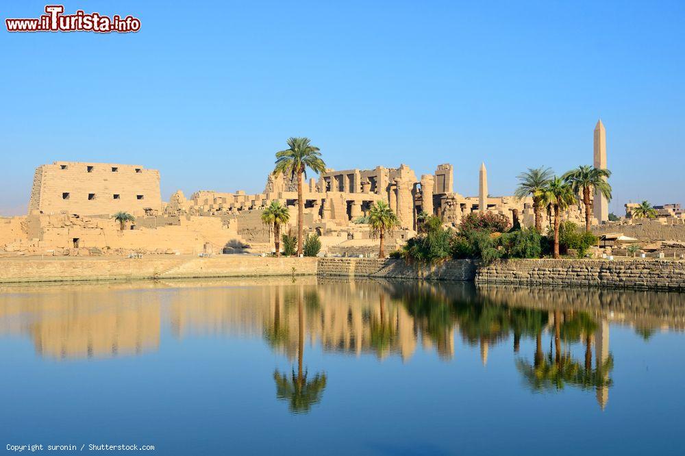 Immagine Il Lago Sacro al Tempio di Karnak di Luxor, Egitto. Misura 120 x 77 metri e serviva ai sacerdoti per la purificazione - © suronin / Shutterstock.com