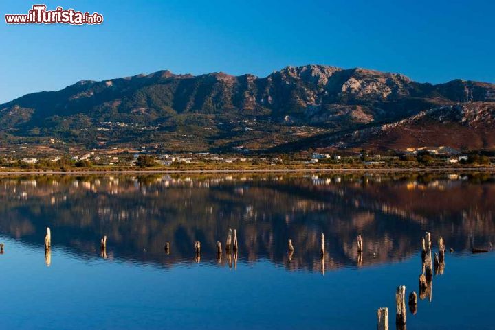 Immagine Panorama di un lago salato nel villaggio di Tigaki, isola di Kos, Grecia. Situato sulla costa nord dell'isola, ad appena 12 km dalla città di Kos, questo borgo era anticamente un villaggio di pescatori. oggi è una località balneare ideale per famiglie in cerca di relax e tranquillità - © George Papapostolou / Shutterstock.com