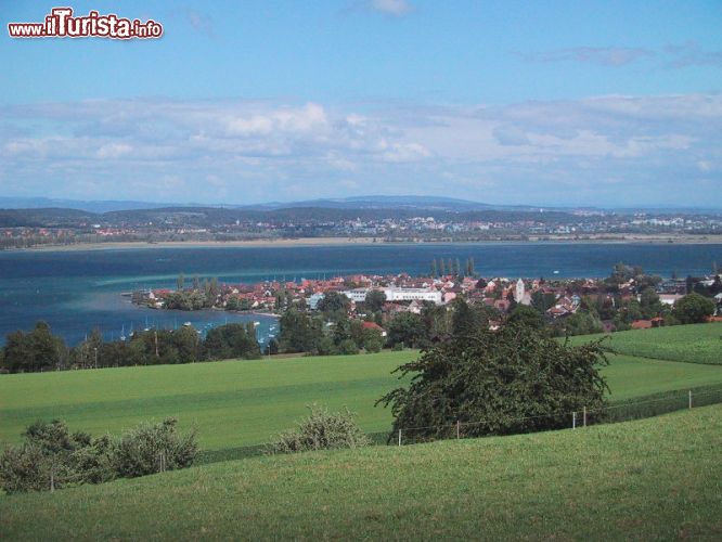 Immagine Il lago Untersee, ovvero la sponda sud del Bodensee, meglio conosciuto come Lago di Costanza e il borgo di Ermatingen nel cantone Thurgau - © wikipedia.de