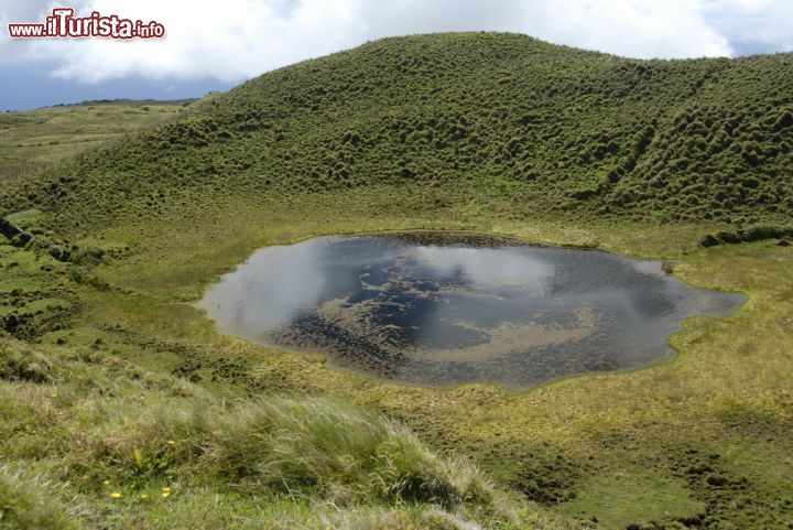 Immagine L'arcipelago delle Azzorre è legato alla storia dei suoi 1.766 vulcani, 9 dei quali ancora attivi seppur in modo molto modesto. Nel sottosuolo di Pico, come delle altre isole, esistono cavità vulcaniche come grotte, caverne e tunnel e il paesaggio presenta caldere prosciugate, laghi che occupano antichi crateri, sorgenti termali e campi di fumarole. La maestosa montagna di Pico, con il suo cono ancora intatto, sembra quasi proteggere queste ricchezze geologiche - © Bildagentur Zoonar GmbH / Shutterstock.com