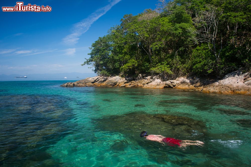 Immagine Lagoa Azul (Blue Lagoon) a Ilha Grande, Brasile: un ragazzo intento a fare snorkeling.