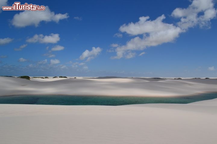 Immagine Una lagoa dei Lençois, incastonata tra i cordoni di dune di sabbia dello stato di Maranhao, nel Brasile nordorientale.