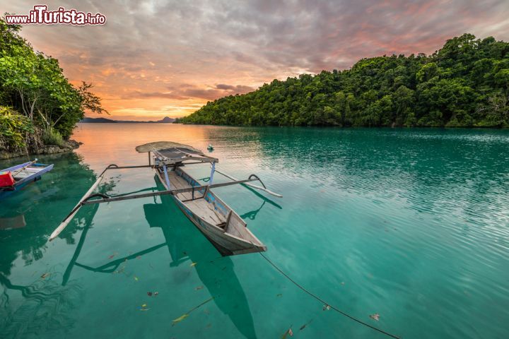 Immagine La laguna blu alle isole Togean (Togian). L'arcipelago, parte integrante del Sulawesi Centrale, è composto da 56 tra isole e isolotti che sono dichiarato Parco Nazionale - foto © Fabio Lamanna / Shutterstock.com