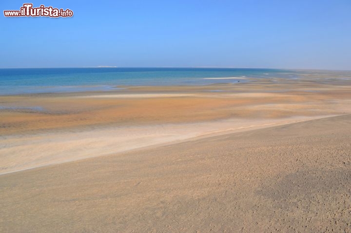 Immagine Laguna, Dakhla: nella zona settentrionale della laguna i colori della sabbia del Sahara e quelli delle acque della baia di Dakhla si mescolano in tutte le loro sfumature.